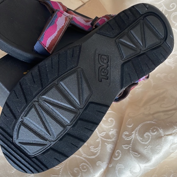 New Teva Hurricane sandals - Picture 4 of 7